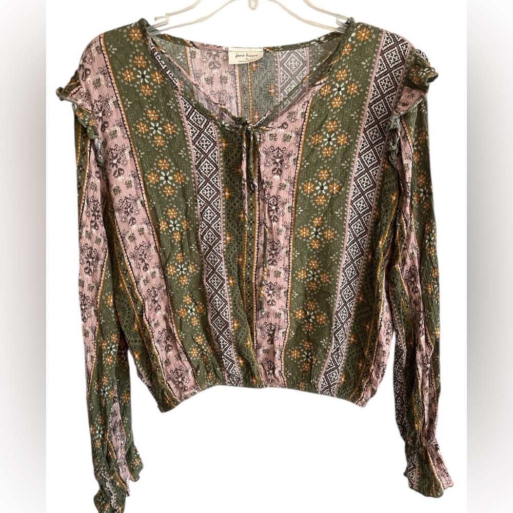 🌸. #1942-63. Green and Cream Ruffled Tie Front Long Sleeve Blouse